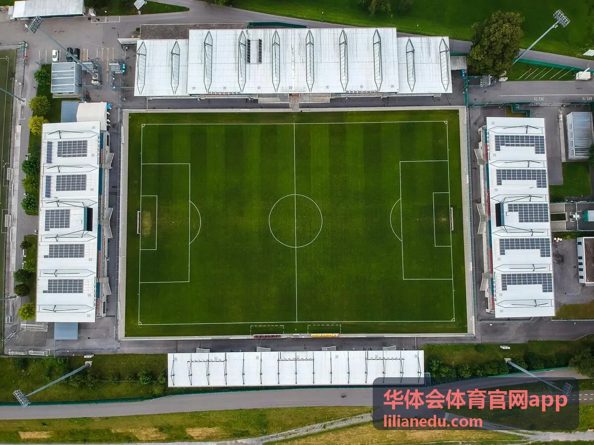 华体会体育官网app 直播预告区的夜间赛事演播画面